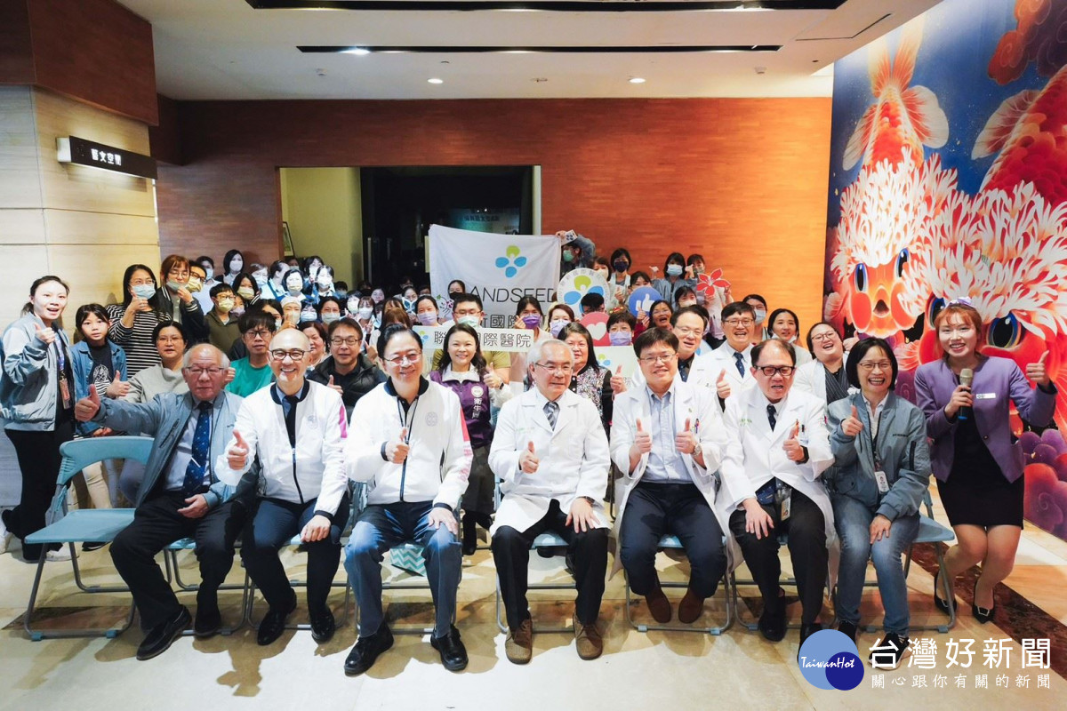 張市長與聯新國際醫護人員大合照。