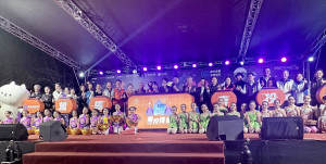 立委與許縣長及嘉賓們一同點亮南投燈會主燈。（記者扶小萍攝）