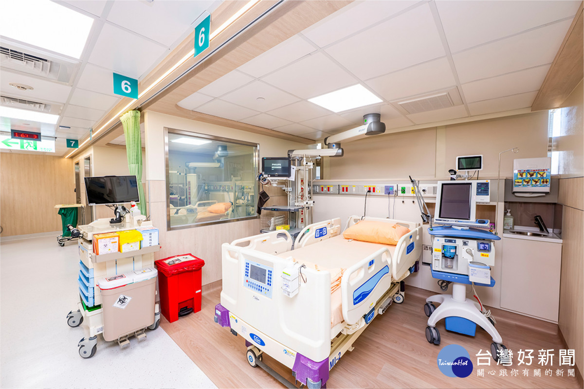 全新加護病房導入獨立隔間、電控玻璃設計、獨立醫療懸臂、床位透析功能等高效整合設備。圖／彰基醫院提供