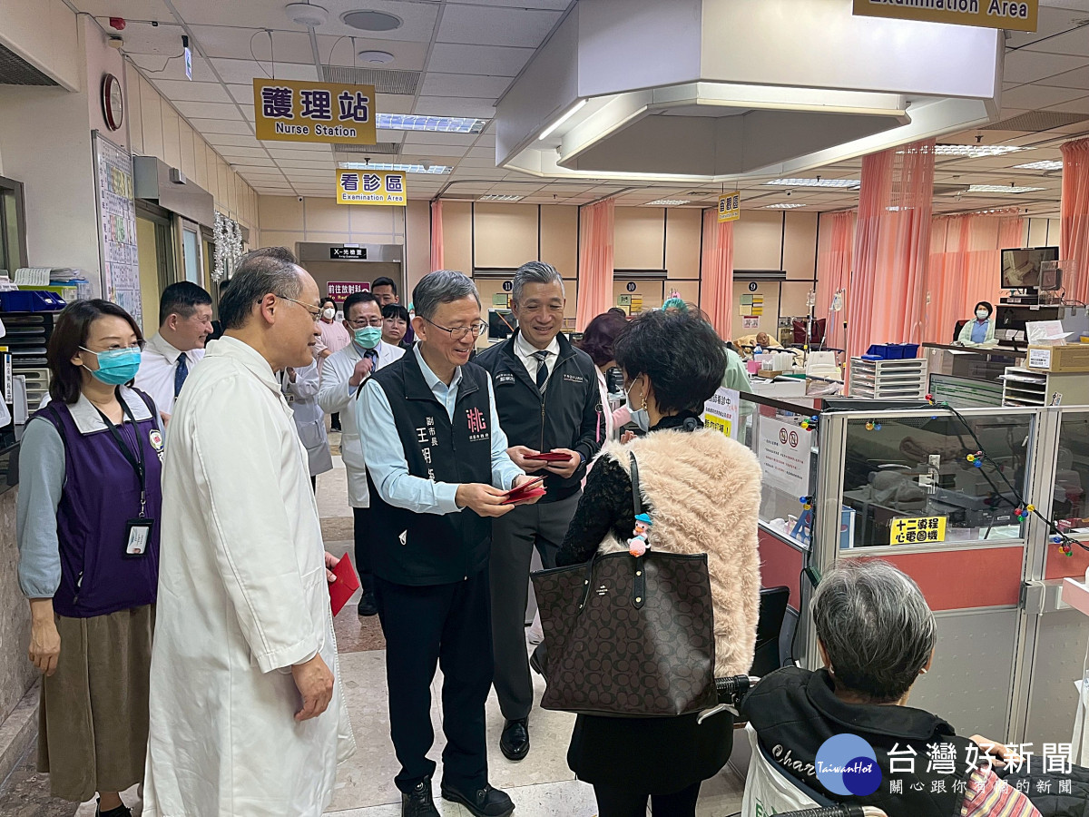桃園市王明鉅副市長年節慰問榮總桃園分院 肯定醫護人員守護市民健康辛勞