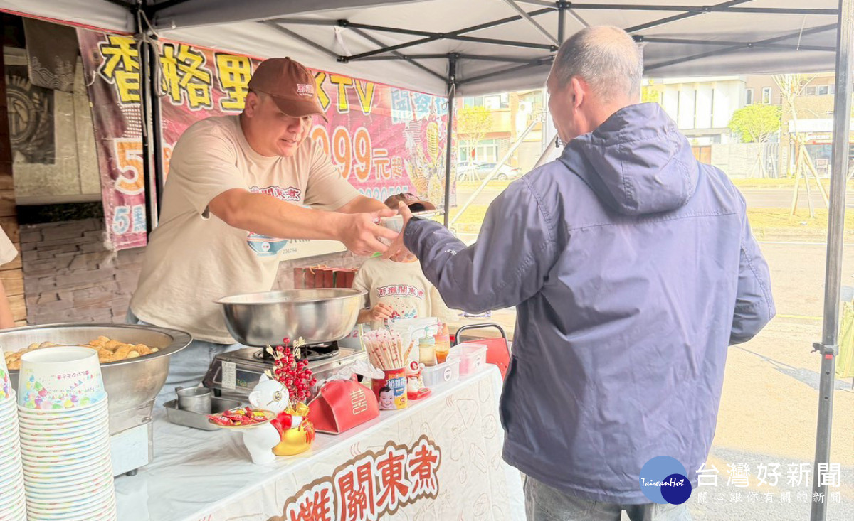 嘉義市新力量國際同濟會舉辦寒冬送暖贈年菜活動。(圖／新力量國際同濟會提供)