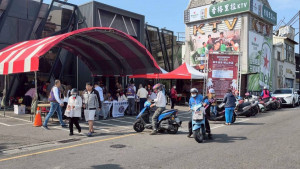 嘉義市新力量國際同濟會舉辦寒冬送暖贈年菜活動。(圖／新力量國際同濟會提供)