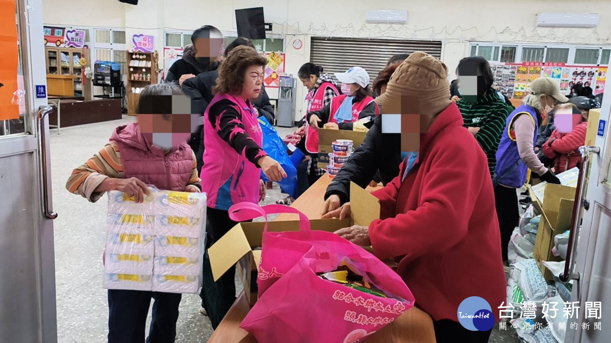 龜山區幸福里張素伶里長發送物資。