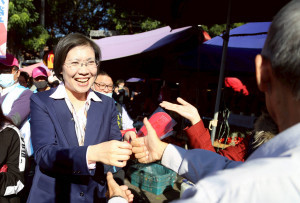 徐欣瑩到竹東市場發紅包袋，熱鬧滾滾。