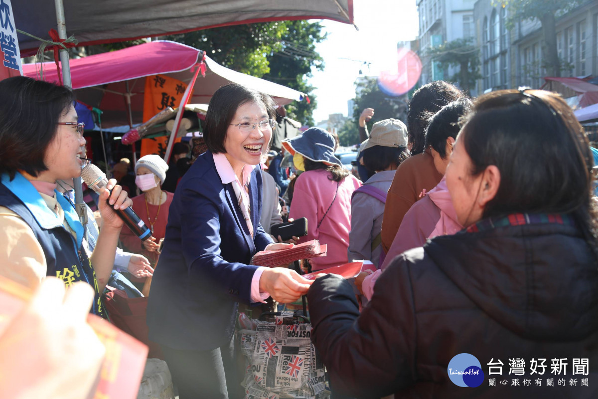 徐欣瑩到竹東市場發紅包袋，鄉親熱情回應。
