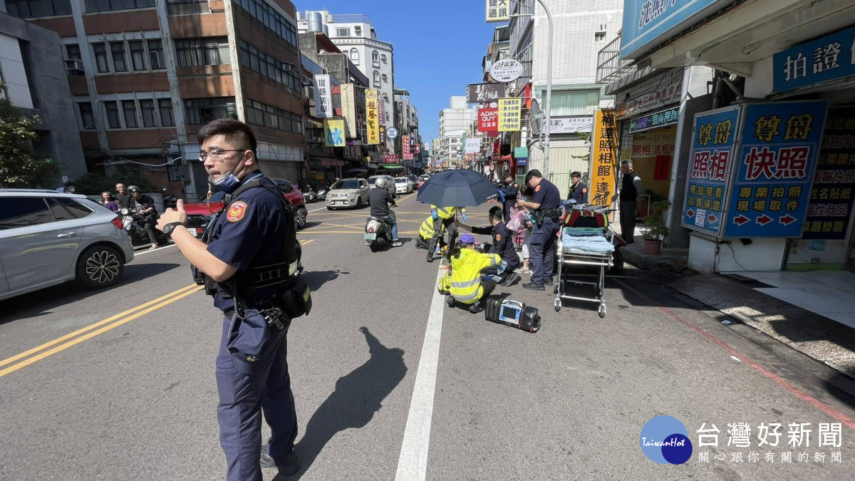 六旬婦昏倒命懸一線，員警火速穿越車道搶回黃金救援時間。