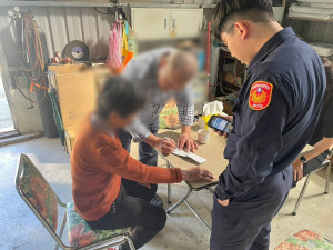 老婦人市場迷途，平鎮警民聯手助返家過好年。