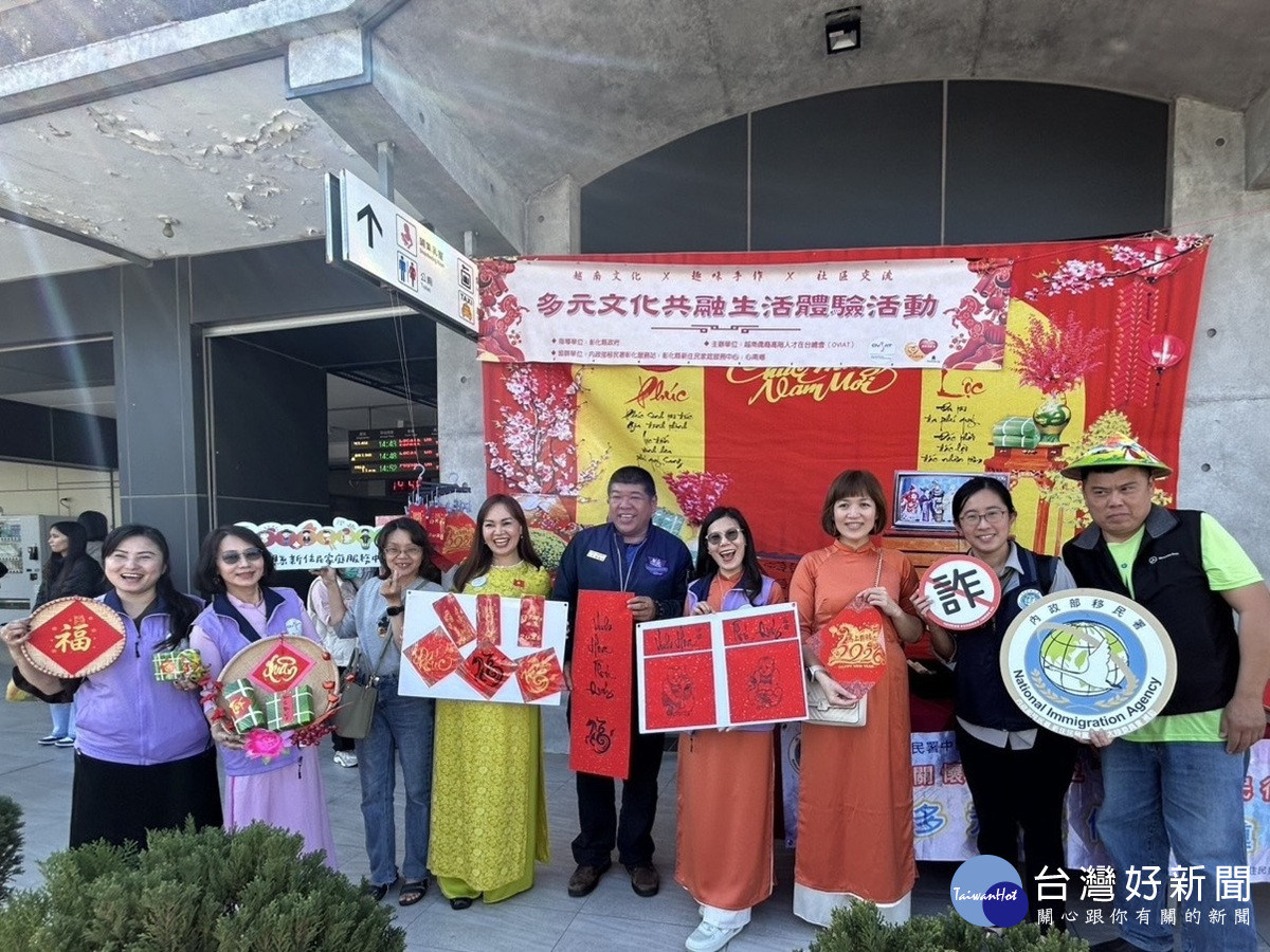 彰化車站年味濃　新住民刷出駿馬奔騰贈愛人
