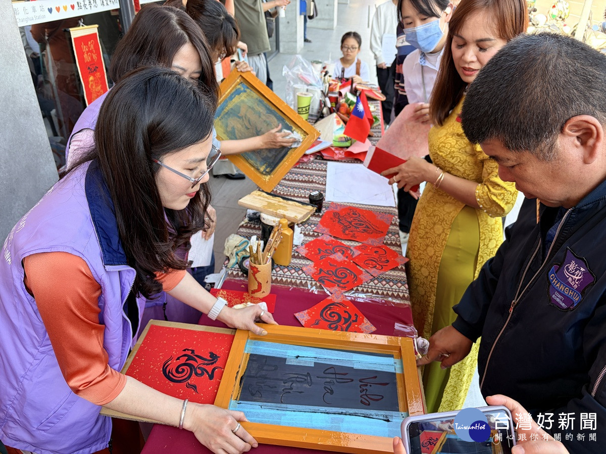 彰化車站年味濃 移民署攜手新住民刷出駿馬奔騰贈愛人
