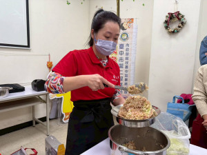 來自哈爾濱的新住民李沐創立手工水餃品牌「喜三鮮」。
