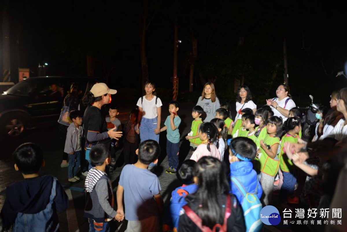 在專業解說人員帶領下展開東勢林場的「夜間生態導覽」森林之旅，引領遊客認識林場夜間生態樣貌。(圖/東勢林場)