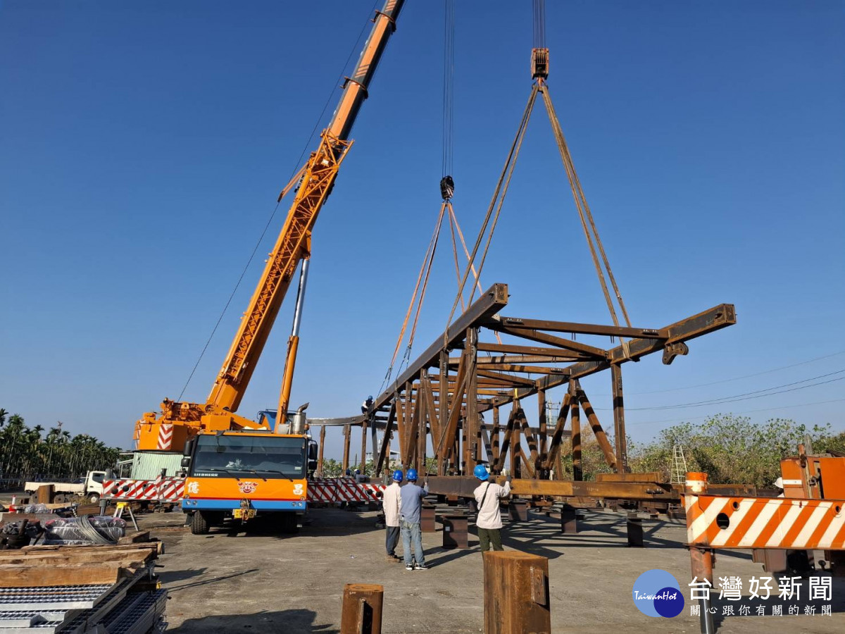 新竹慈雲空橋進行主橋體吊裝　2/23至3/31實施交通管制