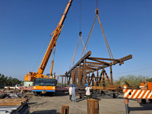 慈雲空橋進行主橋體吊裝工程。