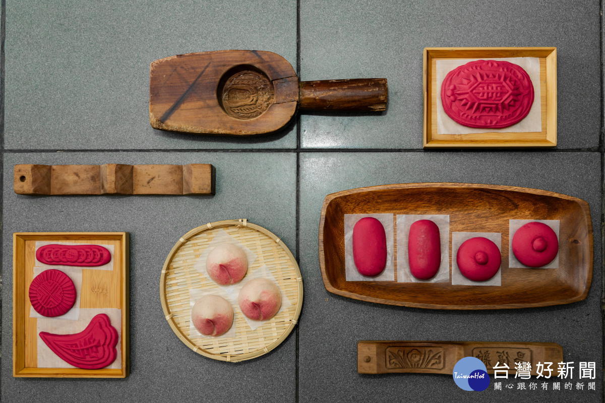 紅粄因紅色象徵喜氣，常用於拜拜、生男丁或入新居等場合，並依祭祀對象不同製作成各式造型。