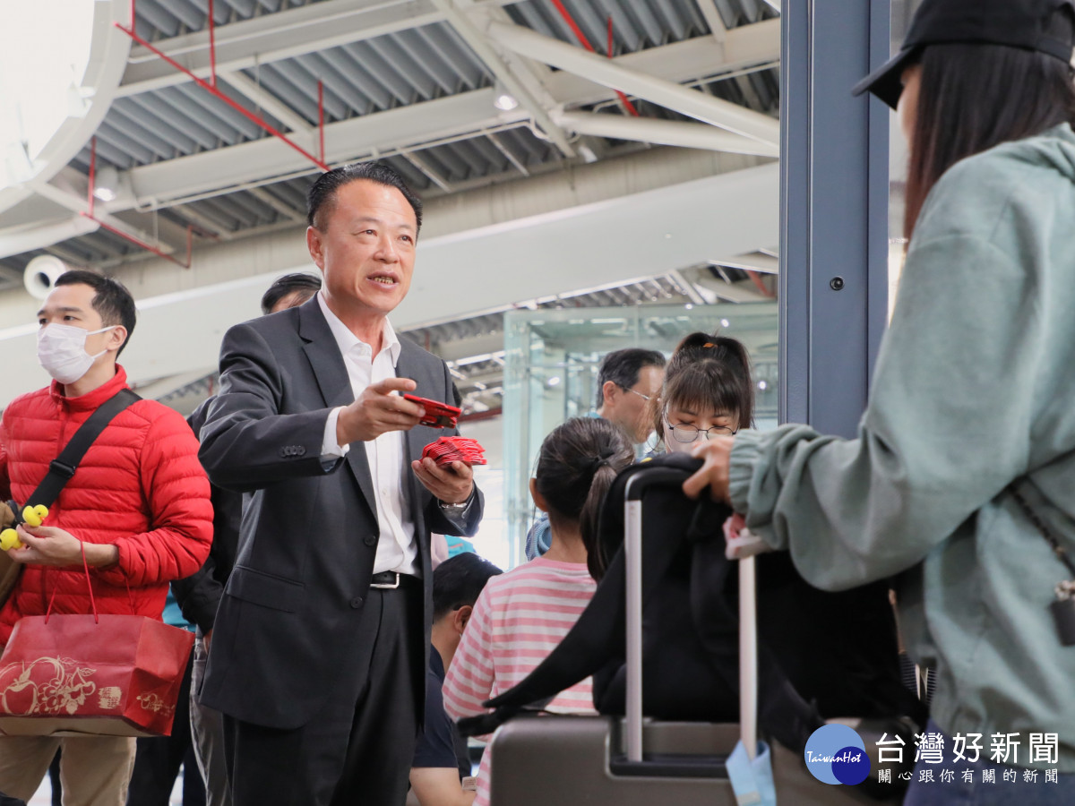 喜迎返鄉人潮　翁章梁高鐵嘉義站發紅包