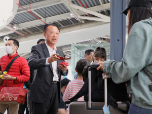 嘉義縣長翁章梁率縣府團隊，偕立委蔡易餘、陳冠廷在高鐵嘉義站發放馬年「福駒臨嘉」開運小紅包／嘉義縣府提供