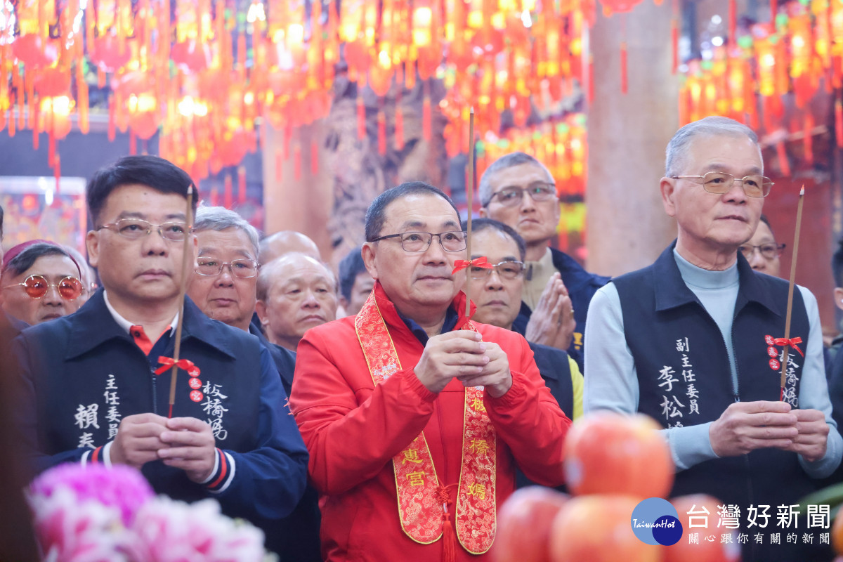 侯友宜年初一板橋及新莊參拜　向市民朋友拜年發送小福袋