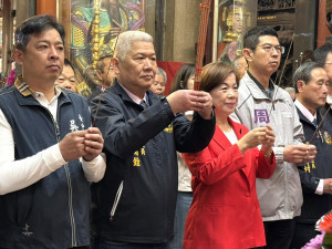 立委楊瓊瓔(右二)參拜大雅永興宮。