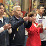 立委楊瓊瓔(右二)參拜大雅永興宮。