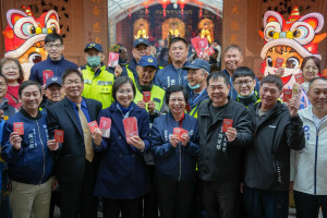 徐欣瑩到湖口老街三元宮向民眾拜年。