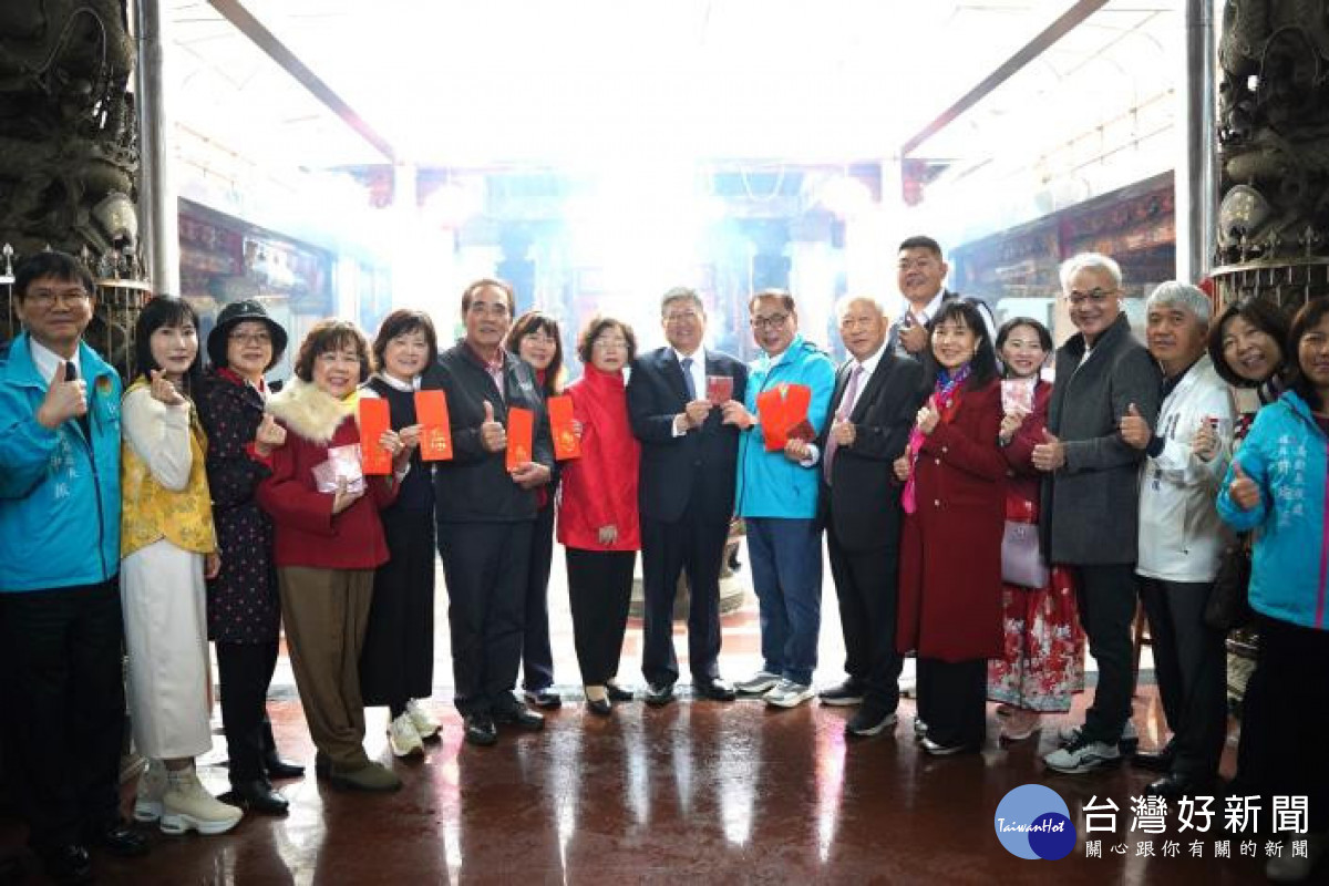 向鄉親拜年　楊文科偕陳見賢率縣府團隊祈福