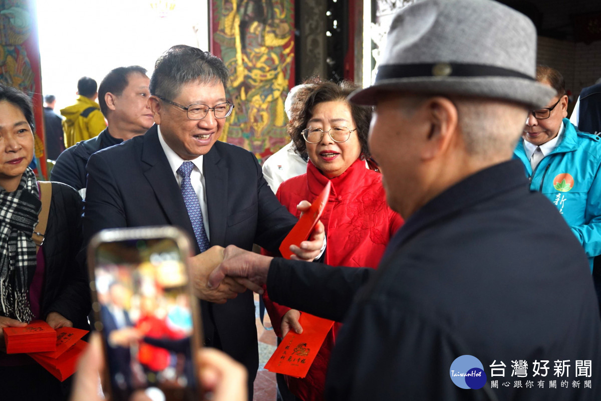 縣長楊文科及縣府一級主管，前往隆聖宮參拜。