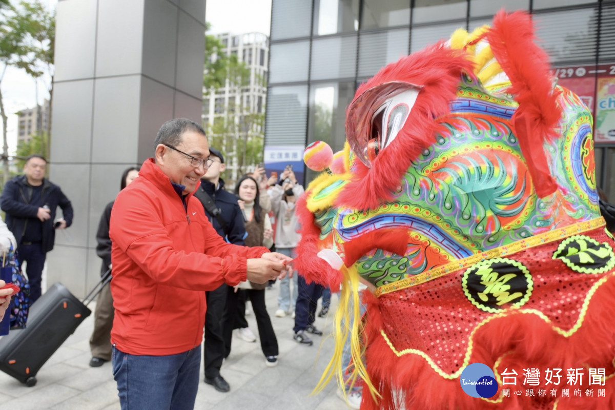 侯友宜年初一宏匯廣場發福袋　祝福大家「馬祥厚運」財源廣進