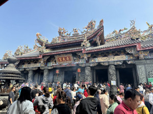 大年初一受天宮湧入約10萬人潮上香祈求玄天上帝庇佑。（記者扶小萍攝）