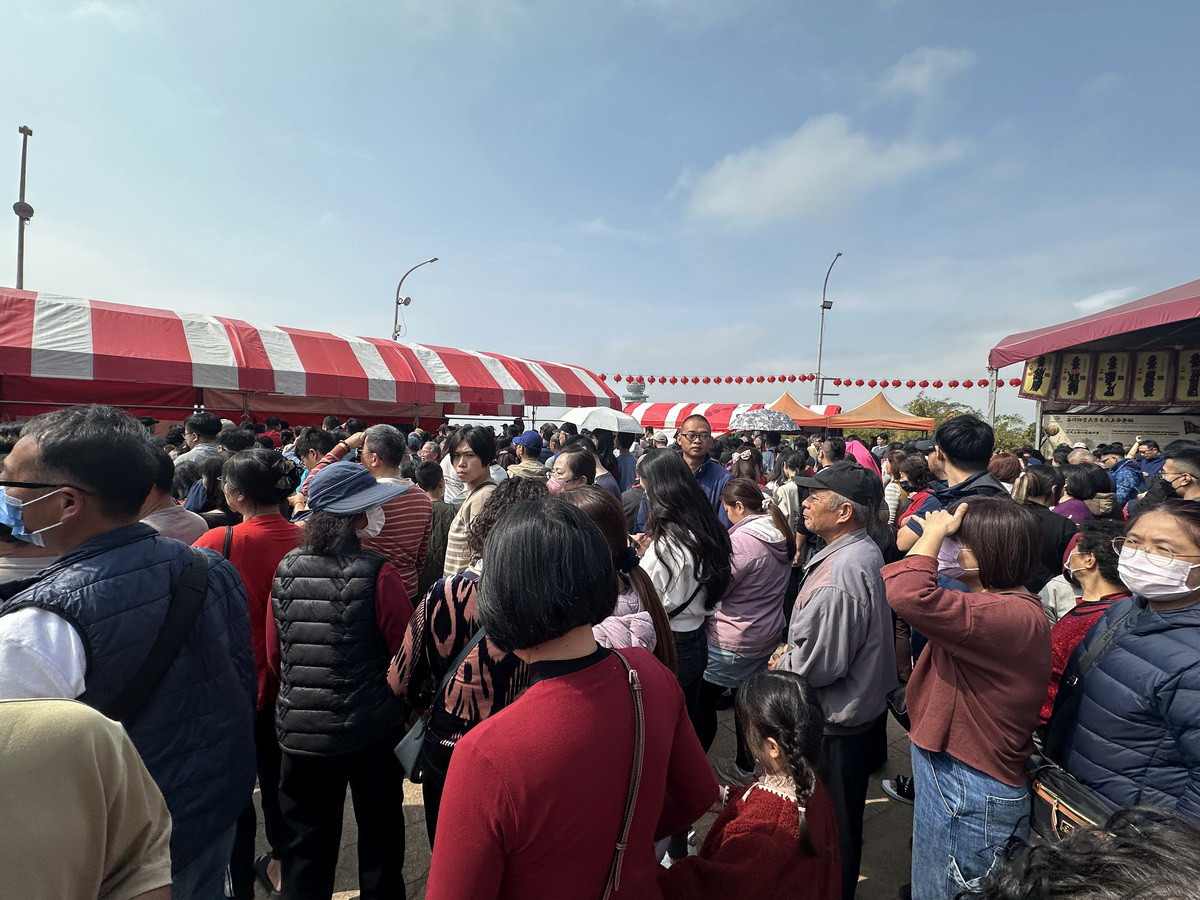 信眾分列排隊等領取平安麵。（記者扶小萍攝）