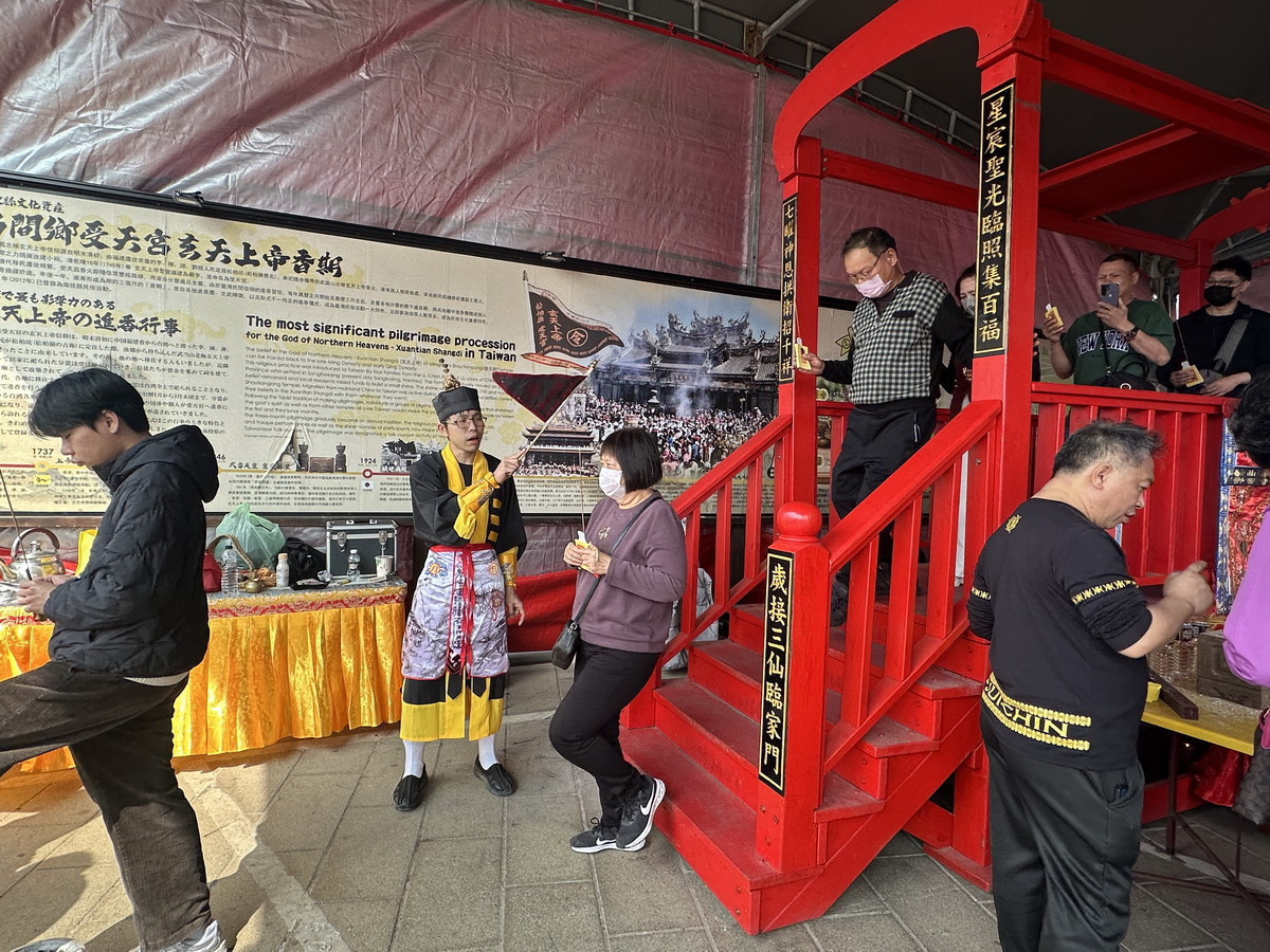 過七星橋祈祝消災解厄。（記者扶小萍攝）