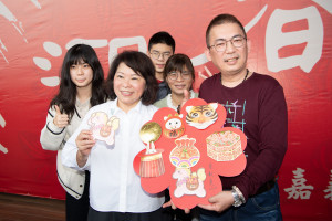 民眾特地帶著歷年蒐集的市府開運紅包到場分享喜悅／嘉義市府提供