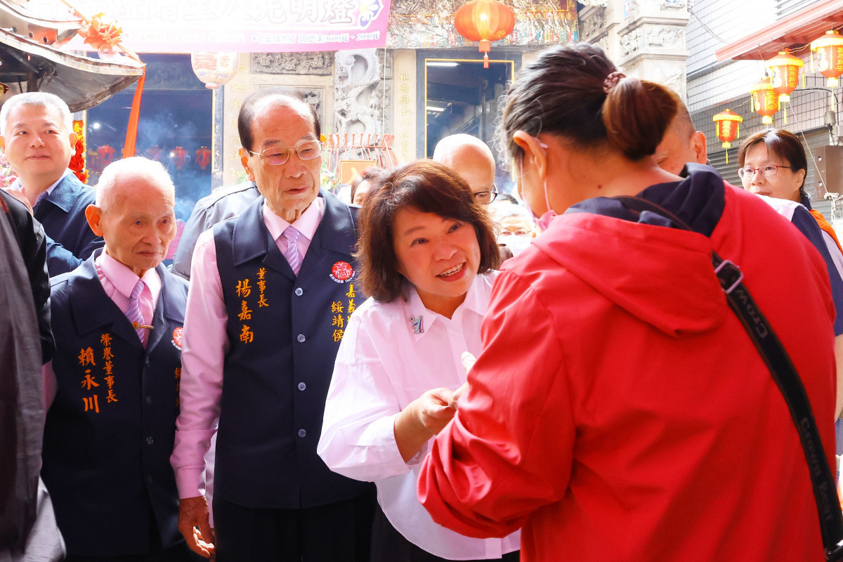 嘉義市長黃敏惠前往城隍廟上香祈福，並發送限量「粉紅超馬」開運紅包／嘉義市府提供
