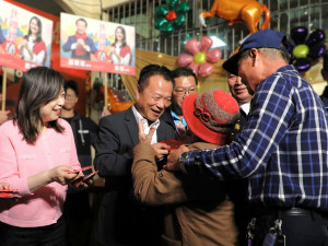 嘉義縣長翁章梁攜夫人劉莉英在除夕夜回到義竹老家向鄉親拜年發紅包／嘉義縣府提供