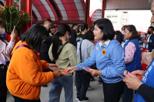 雲林縣長張麗善今天前往土庫六房媽紅壇上香祈福並發送馬年福袋／翻攝照片