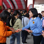 雲林縣長張麗善今天前往土庫六房媽紅壇上香祈福並發送馬年福袋／翻攝照片