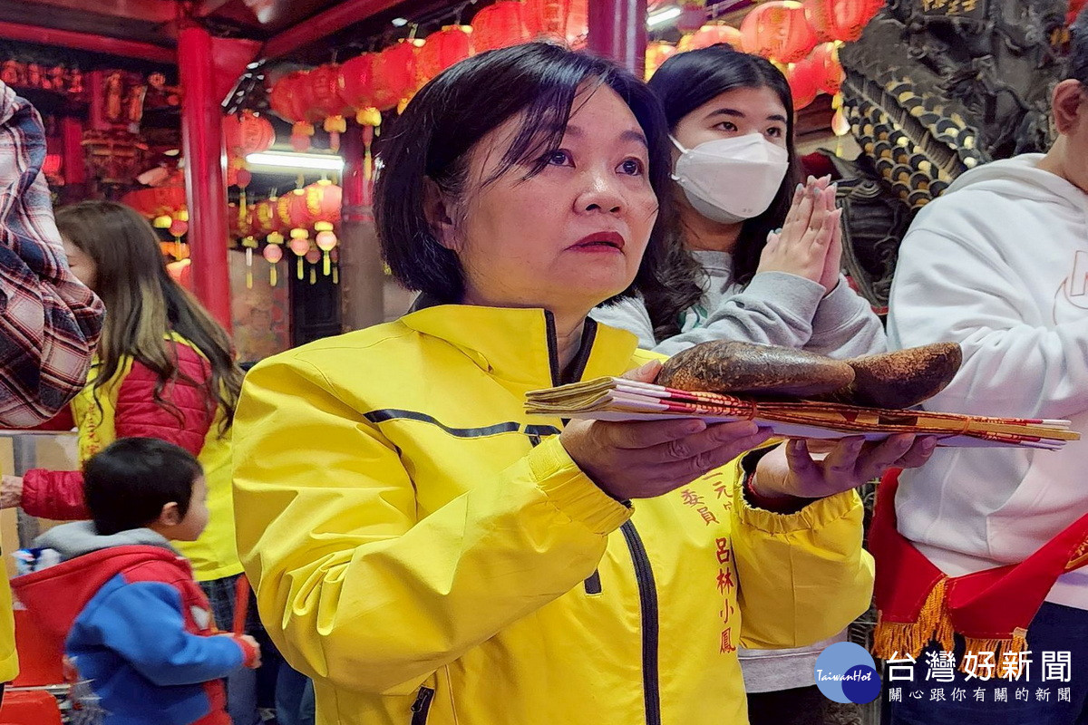 八德三元宮主委呂林小鳳主代表抽出士農工商及第一、第二期稻作的6支丙午馬年「如意聖籤」，每支籤都一次博得聖筊。<br />
