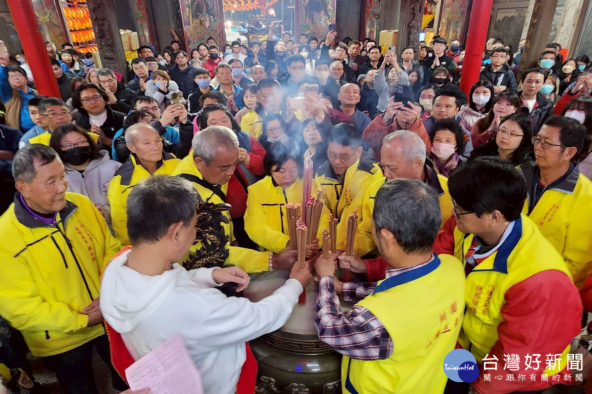八德三元宮大年初一舉辦「丙午新春開廟門暨集體頭香祈福儀式」，人人都是頭香。<br />
