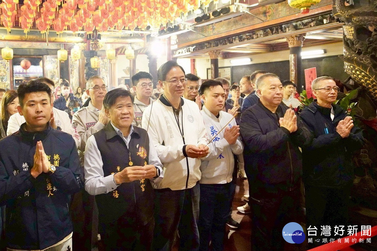 桃園市長張善政大年初一走訪桃園宮廟參香發福袋,祈願市民朋友馬載祿厚平安順遂。<br />