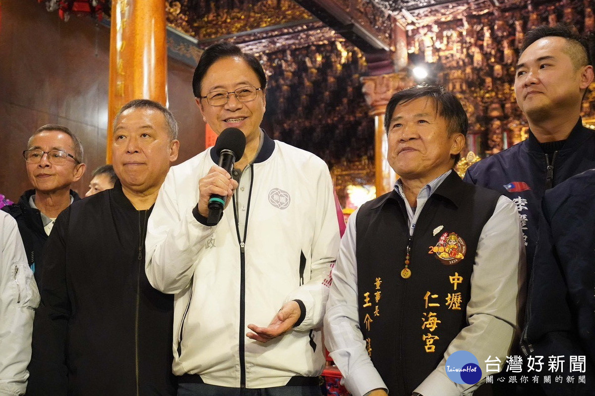 桃園市長張善政大年初一走訪桃園宮廟參香發福袋,祈願市民朋友馬載祿厚平安順遂。<br />