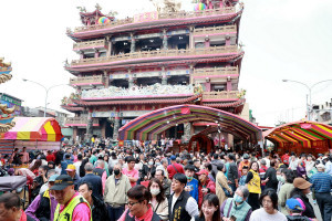 敦和宮主祀玄壇真君武財神趙天君，年初一信眾來求財人山人海。（縣府提供）