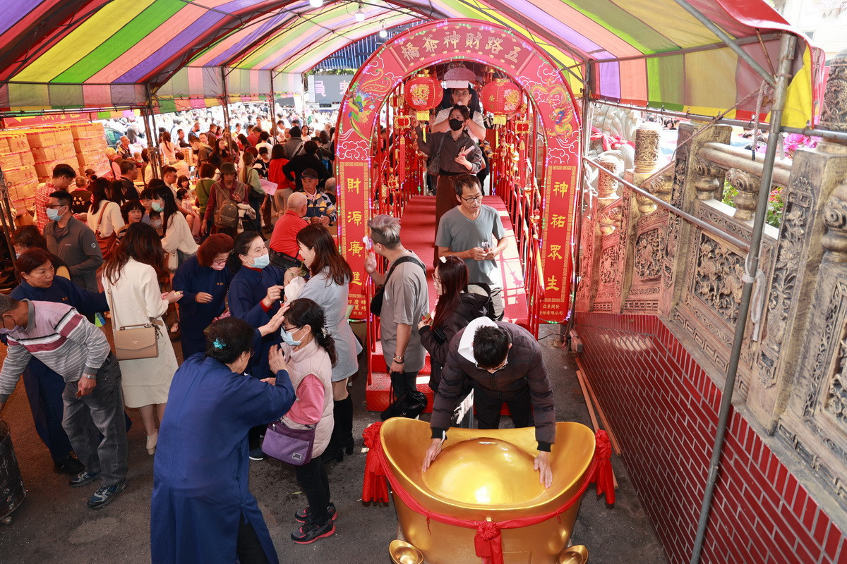 走過五路財神平安橋順順利利一整年。（縣府提供）