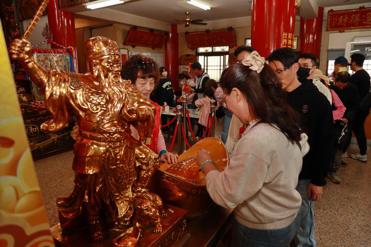 摸元寶賺錢免煩惱。（縣府提供）