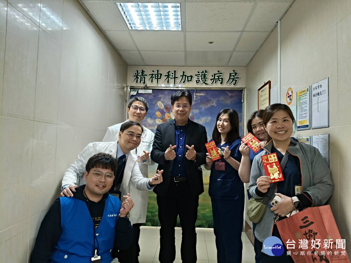 衛生福利部醫福會林慶豐執行長（中，著西裝者）特別蒞臨桃療關心精神科急診、加護病房與門診，慰問堅守崗位的醫護同仁。(桃療提供)