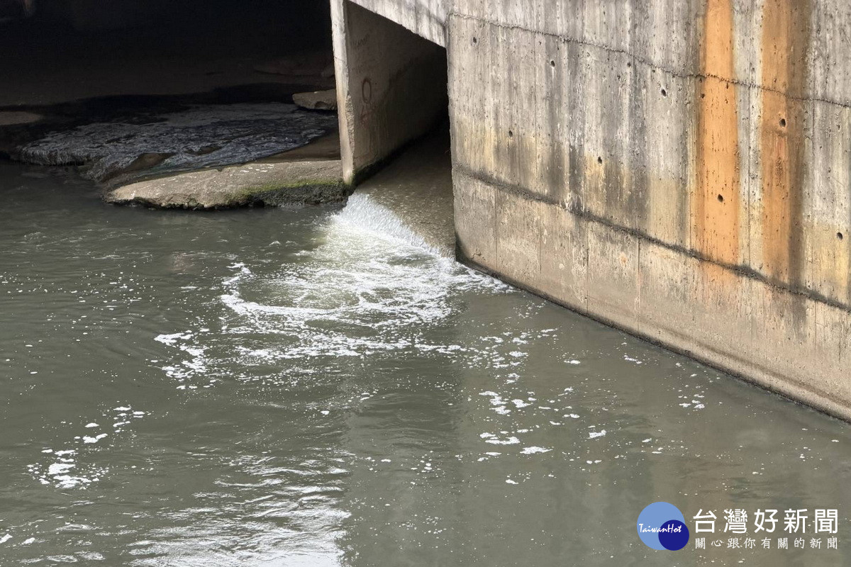 桃園區三民路與日光路口旁南崁溪上游東門溪河段,出現大量泡沫引發民眾關注。