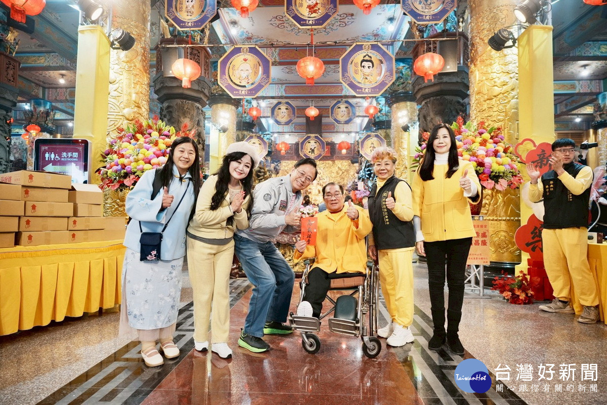 大年初二，桃園市長張善政走訪桃園宮廟參香，發福袋祈願桃園平安順遂。<br />
