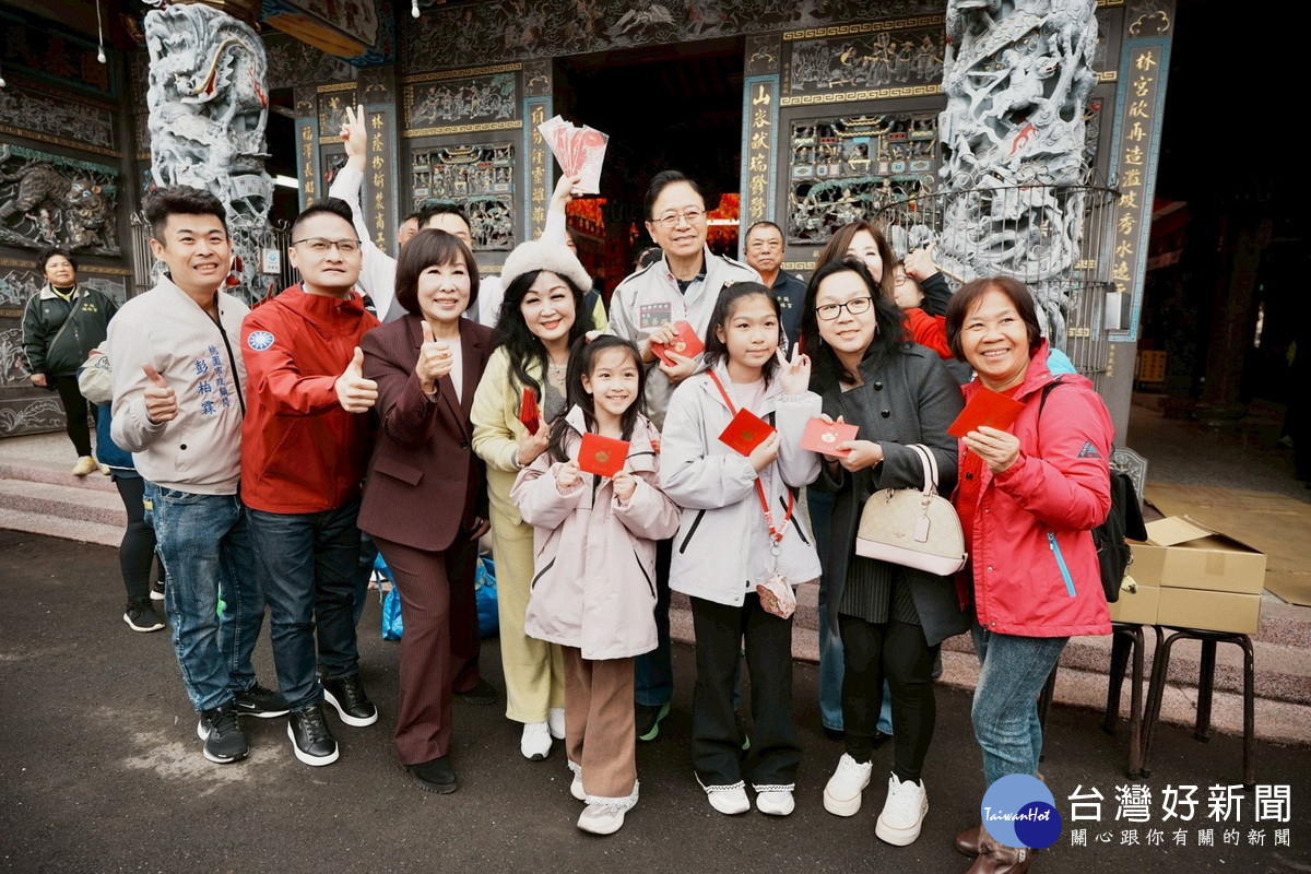 大年初二，桃園市長張善政走訪桃園宮廟參香，發福袋祈願桃園平安順遂。<br />
