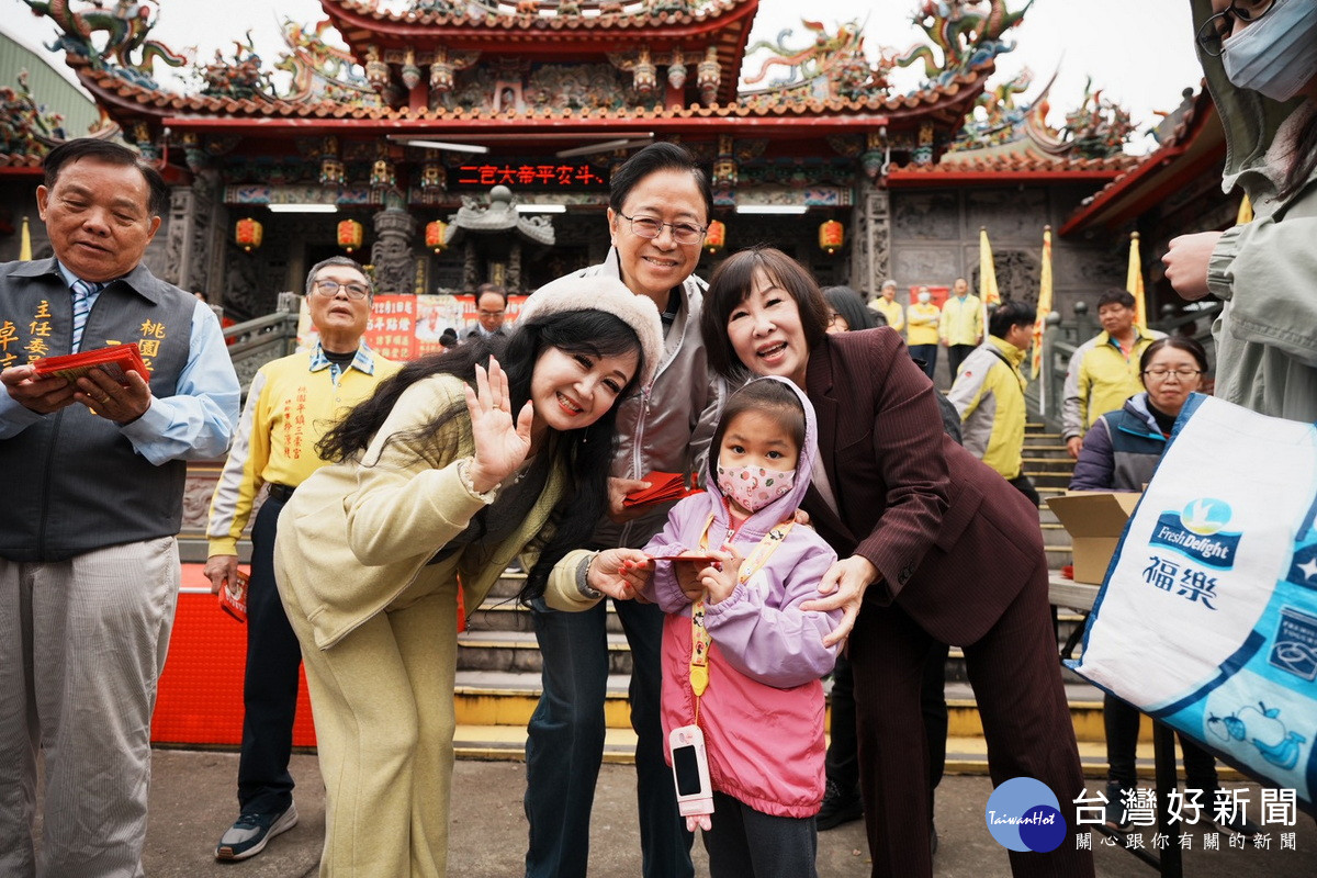 大年初二，桃園市長張善政走訪桃園宮廟參香，發福袋祈願桃園平安順遂。<br />
