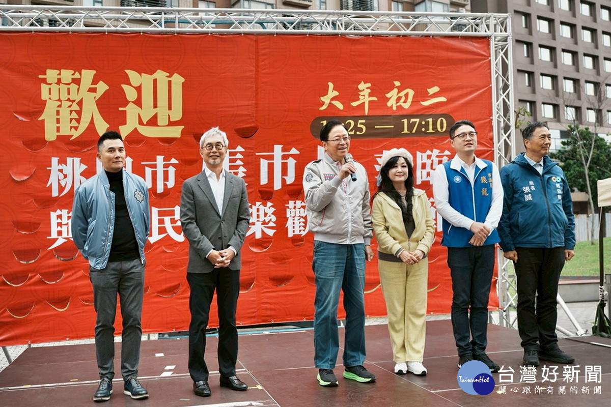 赴台茂商圈發送福袋　張善政祝福馬年百業興旺