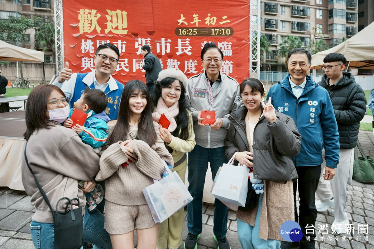 桃園市長張善政出席「台茂馬年新春系列活動—飛人特技秀」，發送市府福袋向市民拜年。