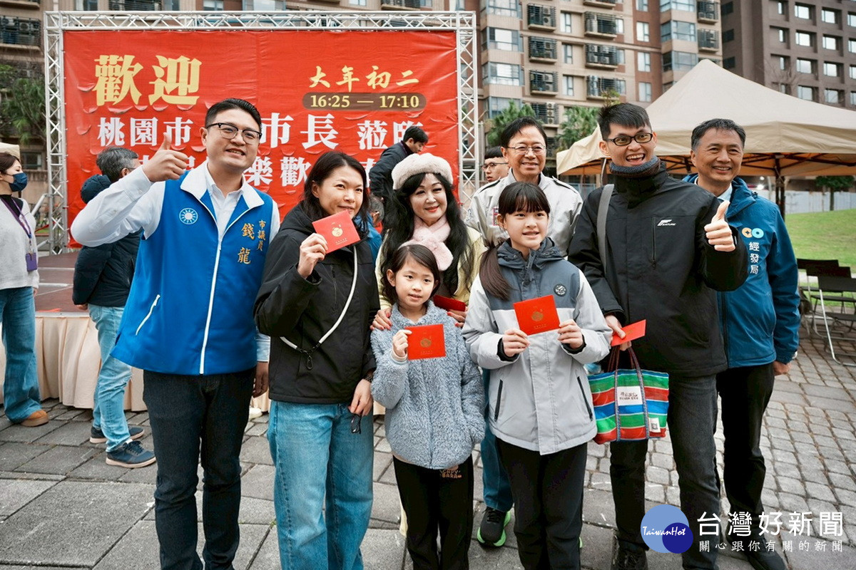 桃園市長張善政出席「台茂馬年新春系列活動—飛人特技秀」，發送市府福袋向市民拜年。